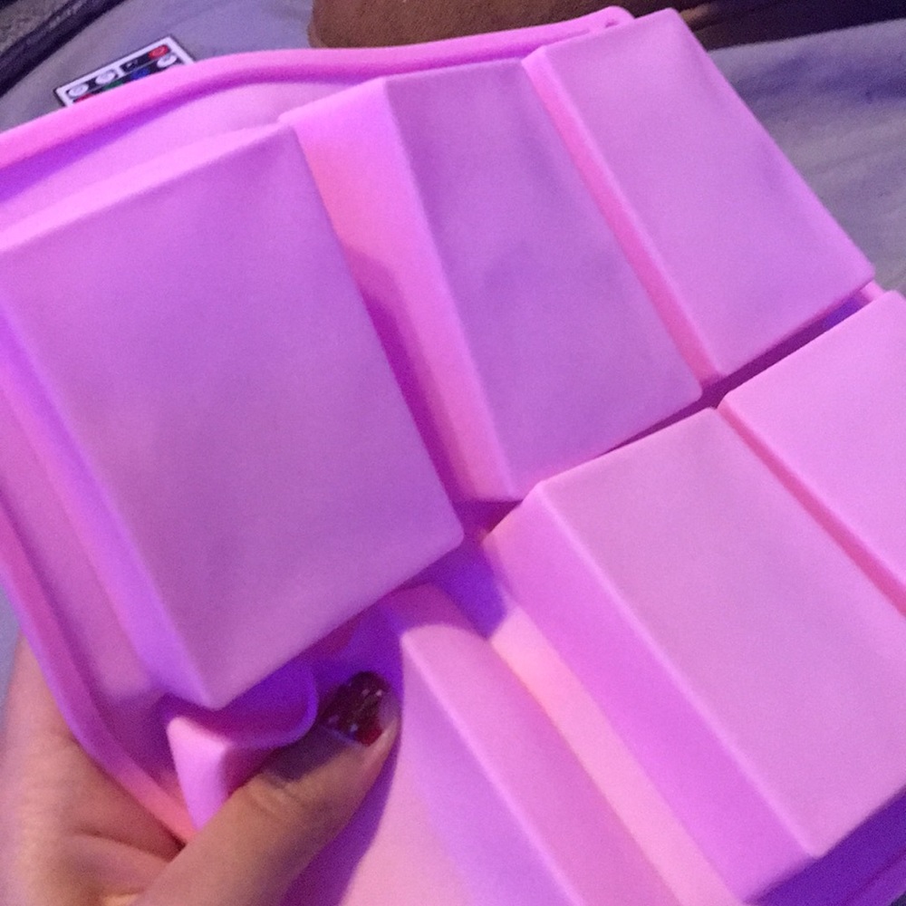 🎊Pink mold! - Picture 3 of 3